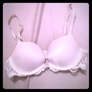 32 A Victoria’s Secret lace bra